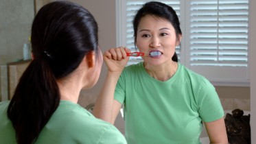 Woman_brushing_teeth